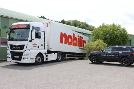 anlieferung_kuechen2.jpg Nobilia liefert die Küchen an.