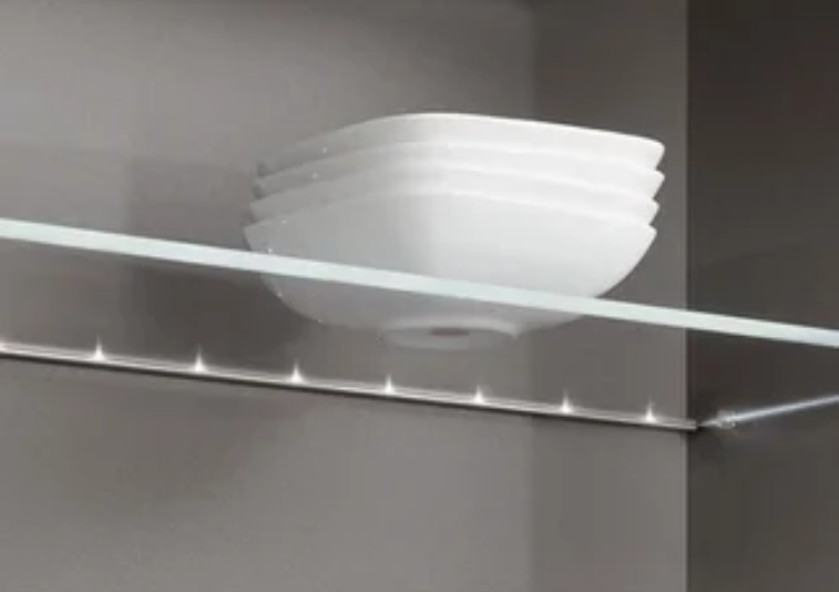led_glaskantenbeleuchtung.png Kühle und edle Optik mit Edelstahl Arbeitsplatten.